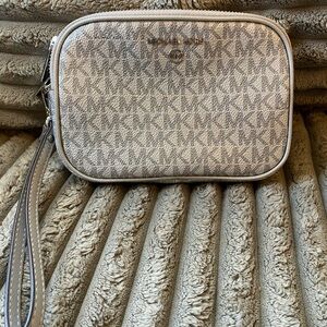 Michael kors double zip wristlet